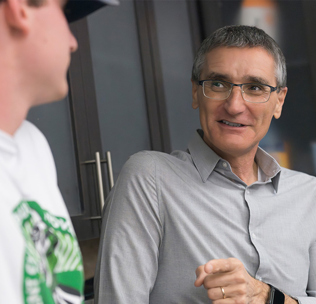 A faculty member meets with his student.